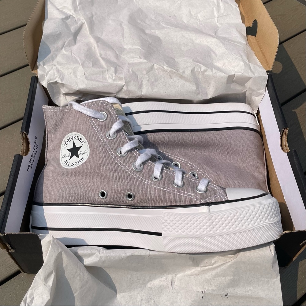 BRAND NEW vapor mauve chuck taylor all star platform converse, size 6 women